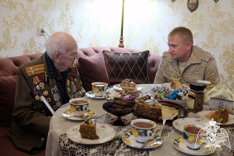Командир махачкалинского соединения Росгвардии посетил ветерана Великой Отечественной войны 