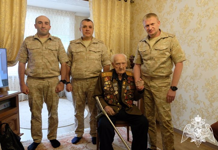 Командир махачкалинского соединения Росгвардии посетил ветерана Великой Отечественной войны 