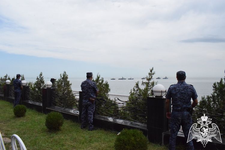 Росгвардия обеспечила охрану общественного порядка во время проведения военно-морского парада в Республике Дагестан