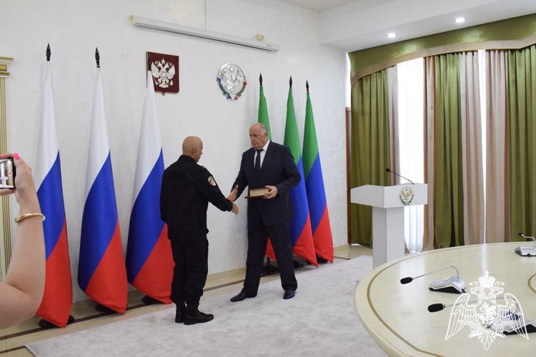 На День Конституции Республики Дагестан росгвардейцам вручили награды