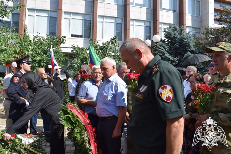 Герою России Магомеду Нурбагандову установили памятник в Махачкале