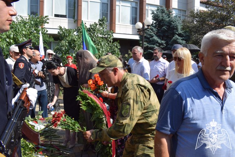 Герою России Магомеду Нурбагандову установили памятник в Махачкале