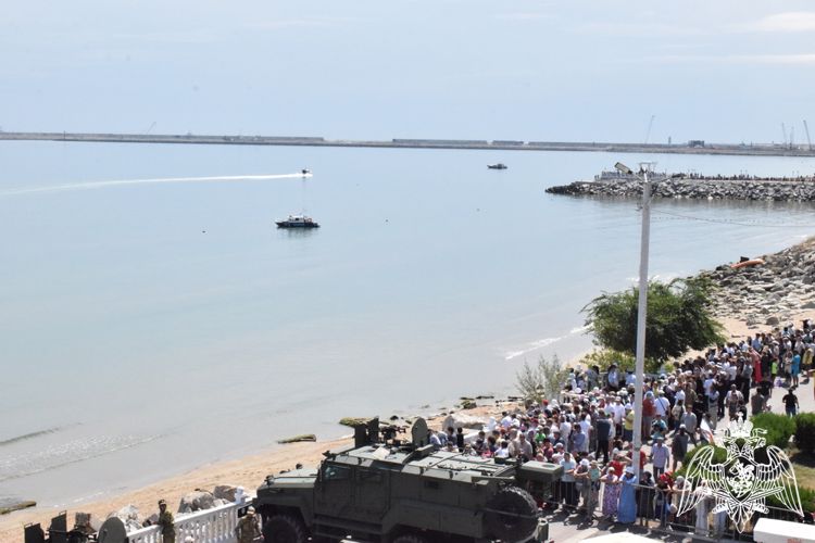 Росгвардия обеспечила охрану общественного порядка во время проведения военно-морского парада в Республике Дагестан