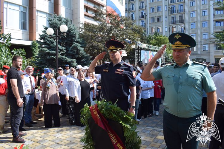 Герою России Магомеду Нурбагандову установили памятник в Махачкале