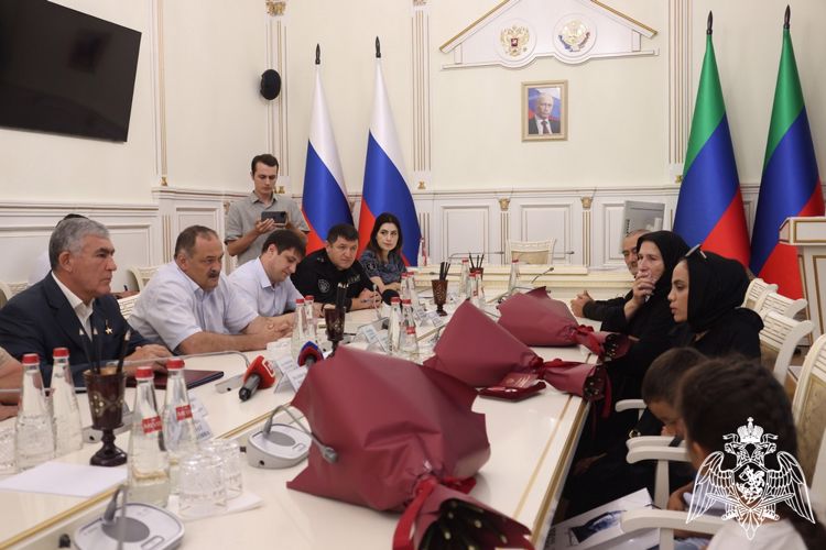 Семье погибшего росгвардейца передали орден Мужества в Дагестане 