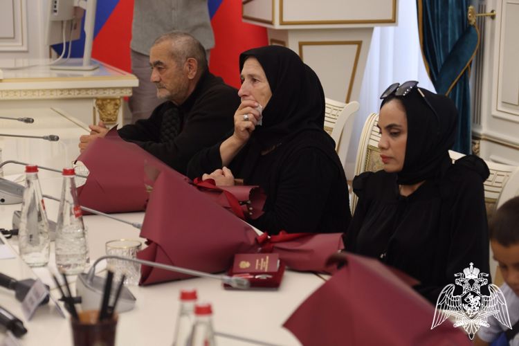 Семье погибшего росгвардейца передали орден Мужества в Дагестане 