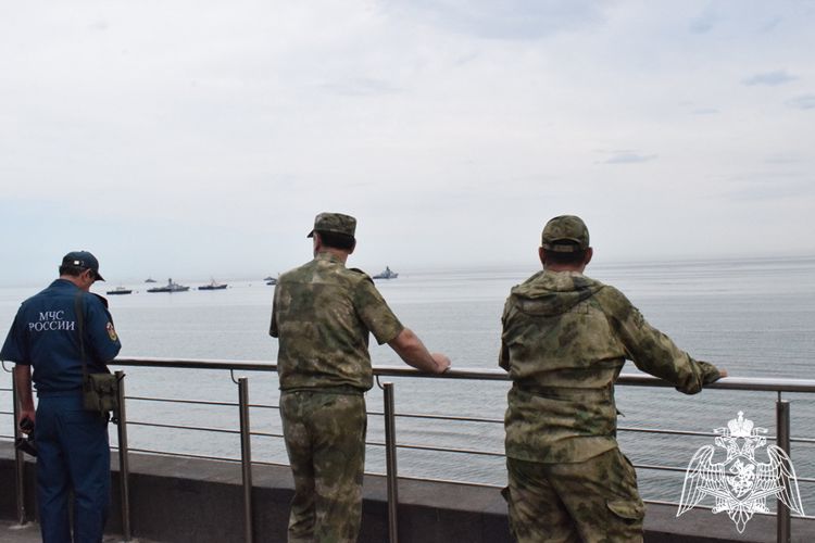 Росгвардия обеспечила охрану общественного порядка во время проведения военно-морского парада в Республике Дагестан