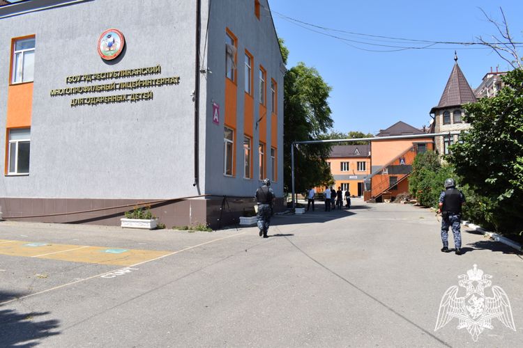 В Дагестане росгвардейцы проверяют безопасность образовательных учреждений перед началом учебного года 