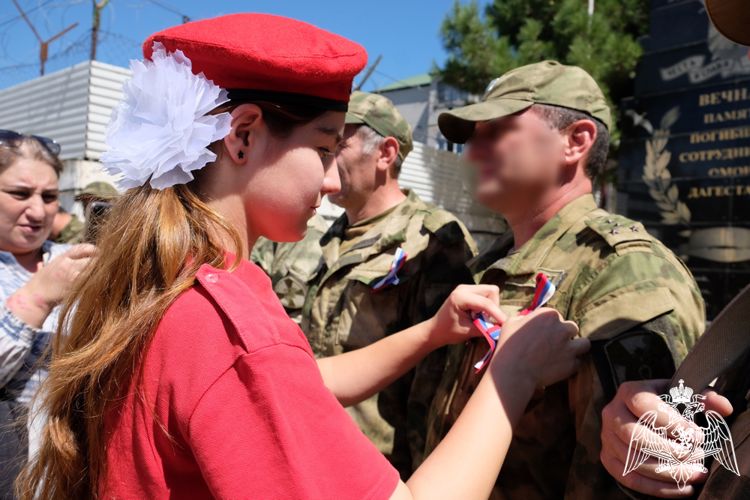 В Дагестане росгвардейцы поддержали акцию «Российский триколор» 
