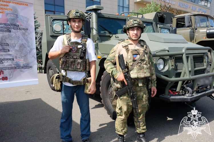 В Махачкале росгвардейцы организовали патриотическое мероприятие ко Дню государственного флага 