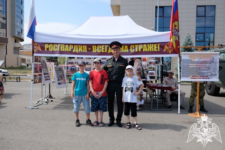 В Махачкале росгвардейцы организовали патриотическое мероприятие ко Дню государственного флага 