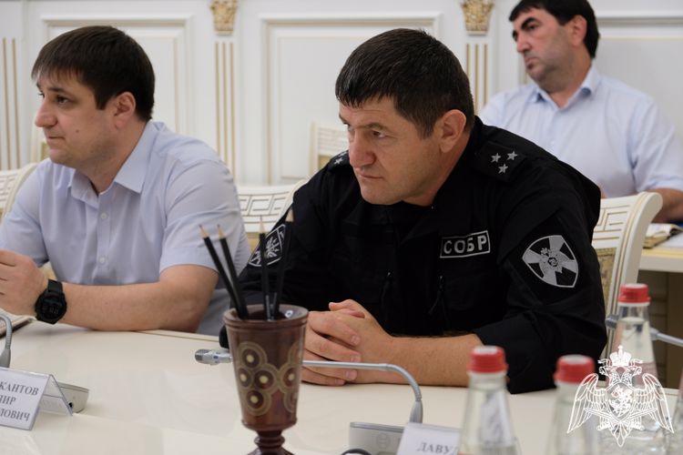Семье погибшего росгвардейца передали орден Мужества в Дагестане 
