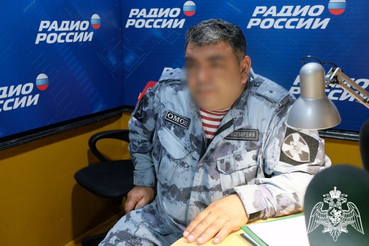 В эфире дагестанского радио офицер Росгвардии рассказал о противодействии терроризму и экстремизму