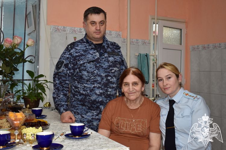 В Дагестане росгвардейцы навестили семью погибшего коллеги