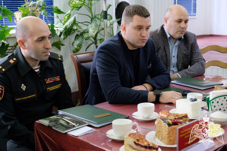 Командир махачкалинского соединения Росгвардии поздравил матерей и вдов погибших росгвардейцев с Днем матери 