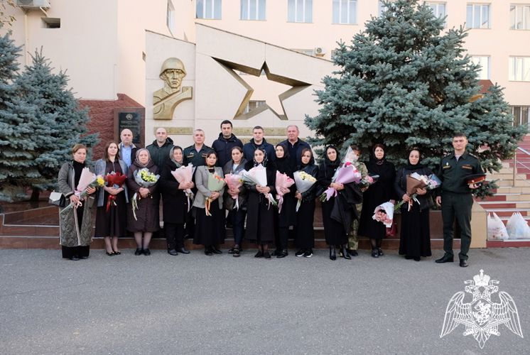 Командир махачкалинского соединения Росгвардии поздравил матерей и вдов погибших росгвардейцев с Днем матери 