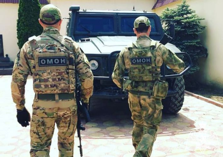 При участии ОМОН Росгвардии задержаны подозреваемые в сбыте наркотиков в Дагестане
