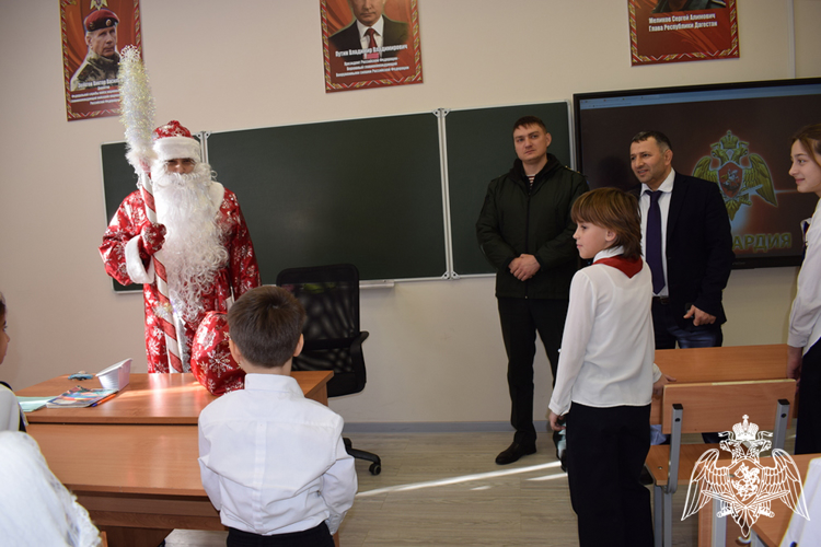 В Дагестане Дед Мороз специального назначения поздравил с Новым годом детей-сирот