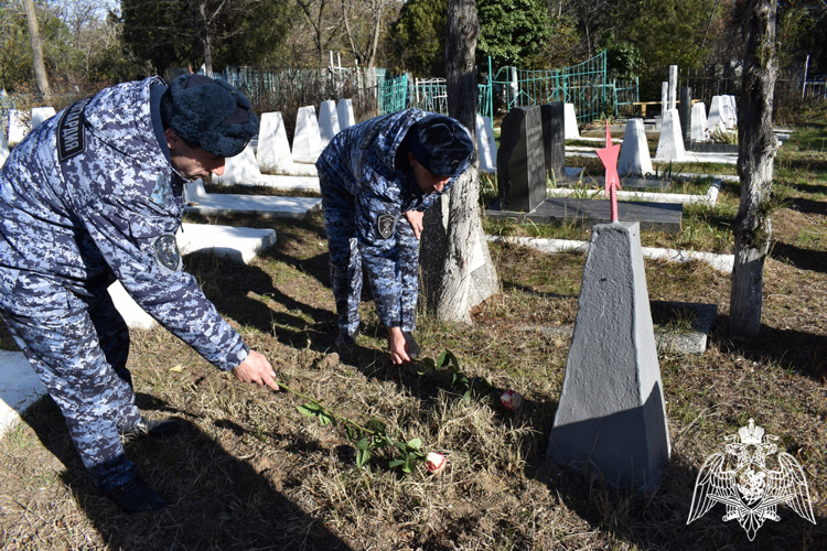 В Дагестане росгвардейцы почтили память неизвестного солдата