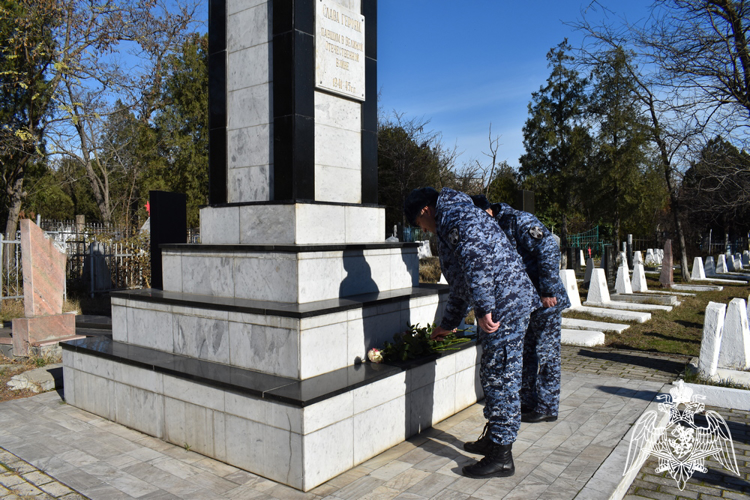 В Дагестане росгвардейцы почтили память неизвестного солдата