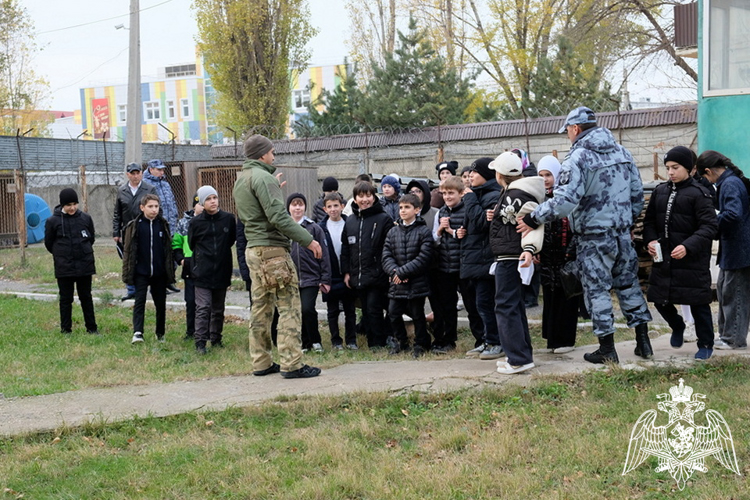 Дагестанские школьники продолжают знакомиться с буднями росгвардейцев