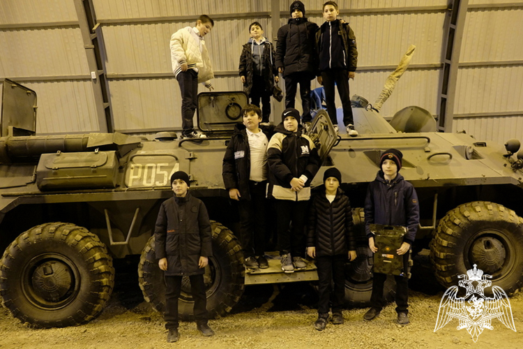 Дагестанские школьники продолжают знакомиться с буднями росгвардейцев