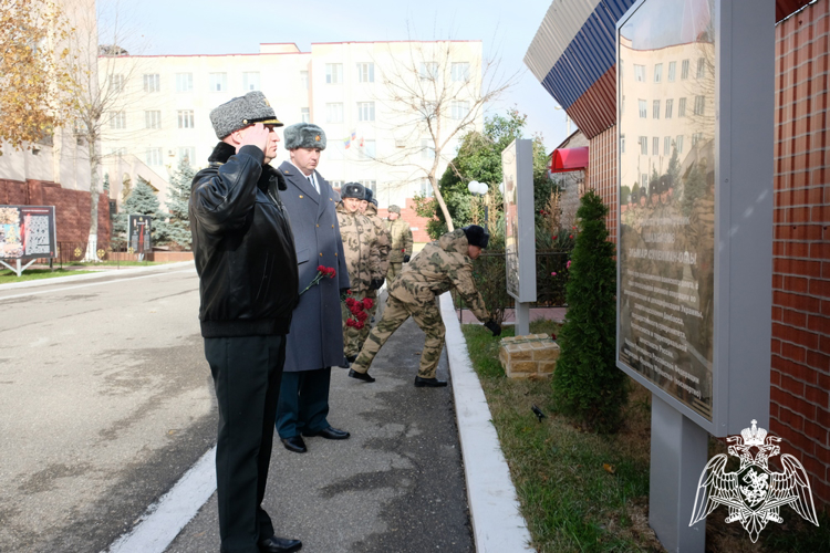 Военнослужащие махачкалинского соединения Росгвардии провели мероприятия, приуроченные ко Дню Героев Отечества