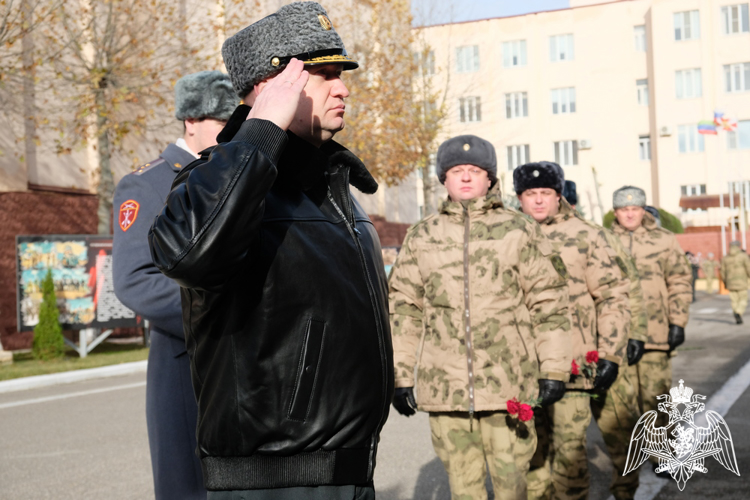 Военнослужащие махачкалинского соединения Росгвардии провели мероприятия, приуроченные ко Дню Героев Отечества