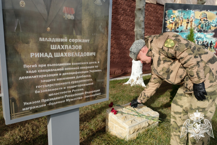 Военнослужащие махачкалинского соединения Росгвардии провели мероприятия, приуроченные ко Дню Героев Отечества
