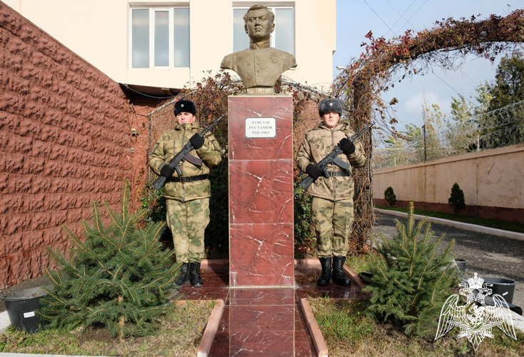 Военнослужащие махачкалинского соединения Росгвардии провели мероприятия, приуроченные ко Дню Героев Отечества