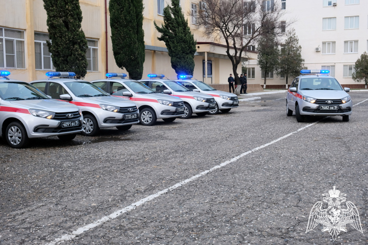 Росгвардейцам вручили ключи от новых служебных автомобилей в Дагестане