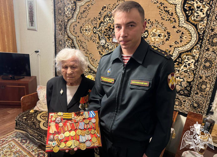 Всероссийскую акцию «С Новым годом, ветеран!» поддержали росгвардейцы в Дагестане