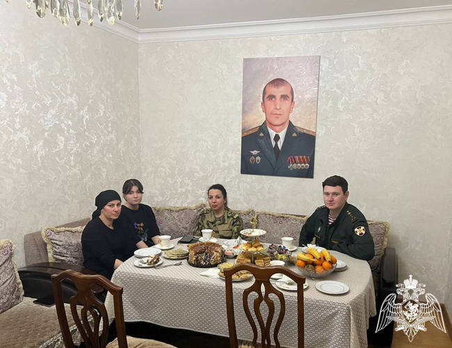 Детей погибших сослуживцев поздравили с Новым годом росгвардейцы в Дагестане 