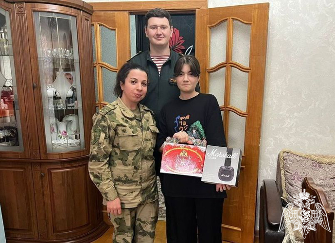 Детей погибших сослуживцев поздравили с Новым годом росгвардейцы в Дагестане 