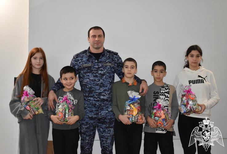 Росгвардейцы поздравили с Новым годом семьи погибших коллег в Дагестане