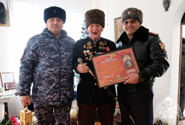 Росгвардейцы из Дагестана поздравили ветерана Великой Отечественной войны с вековым юбилеем
