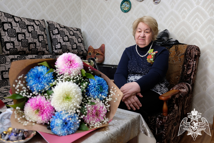 В Дагестане росгвардейцы навестили жительницу блокадного  Ленинграда