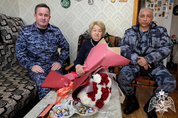 В Дагестане росгвардейцы навестили жительницу блокадного  Ленинграда