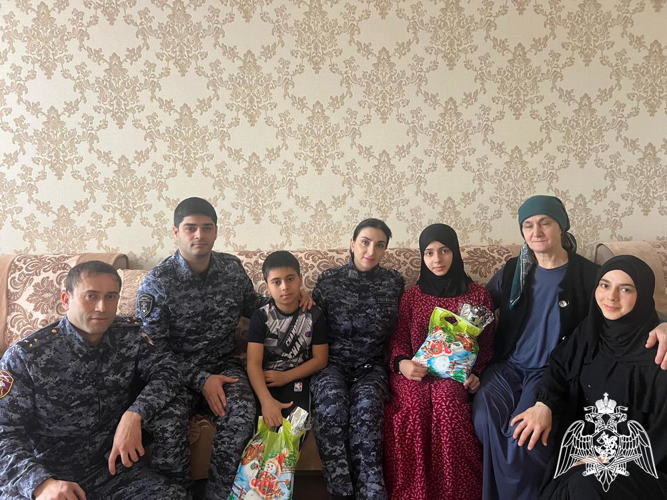 Росгвардейцы поздравили с Новым годом семьи погибших коллег в Дагестане