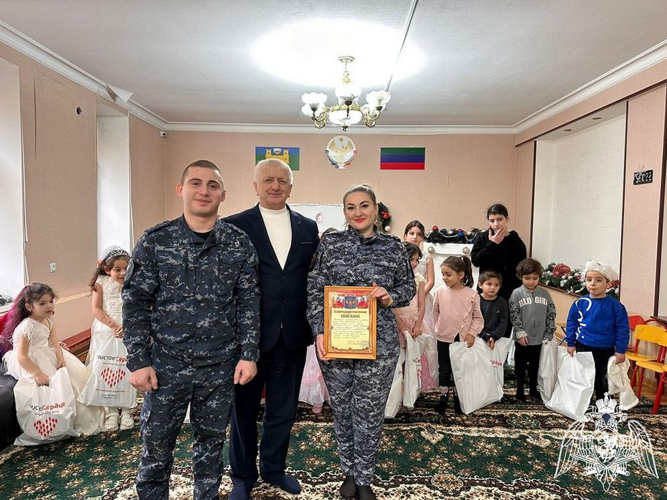 Росгвардейцы приняли участие в новогодней благотворительной акции в Дагестане