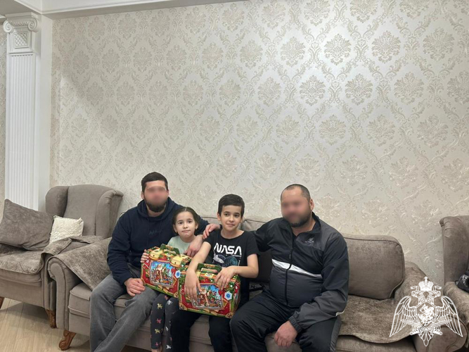 Росгвардейцы поздравили с Новым годом семьи погибших коллег в Дагестане