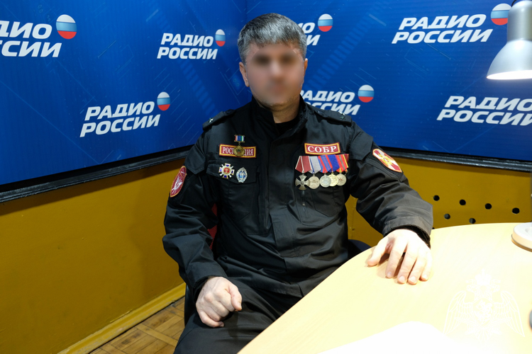 Офицер СОБР Росгвардии стал гостем дагестанского радио 