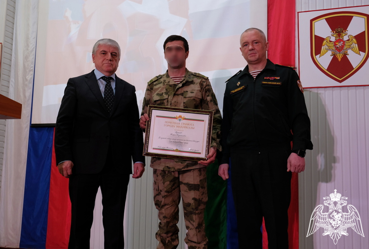 Глава Махачкалы поздравил с Днем защитника Отечества военнослужащих Росгвардии 