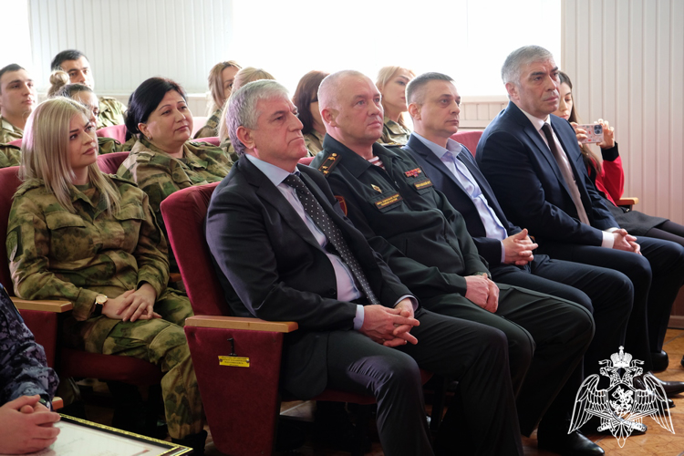 Глава Махачкалы поздравил с Днем защитника Отечества военнослужащих Росгвардии 