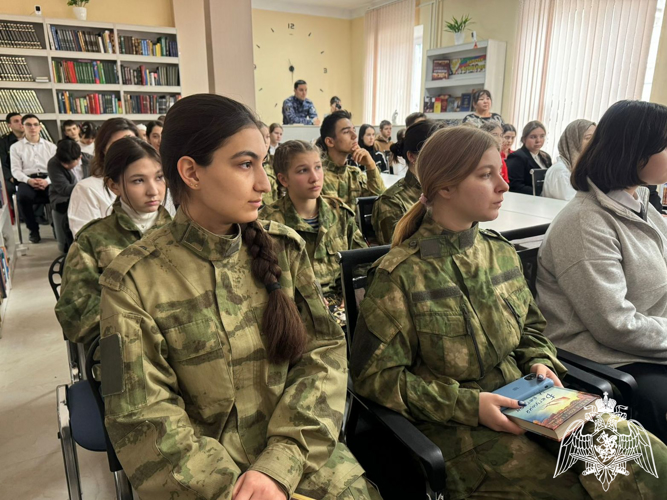 В Дагестане офицеры Росгвардии провели для школьников уроки Мужества, посвященные Сталинградской битве