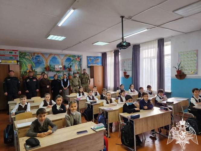 В Дагестане росгвардейцы встретились со школьниками