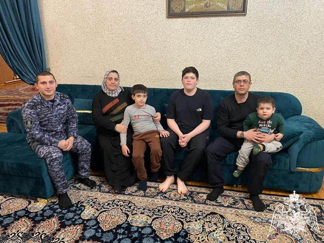 В Дагестане росгвардейцы навестили многодетные семьи своих коллег