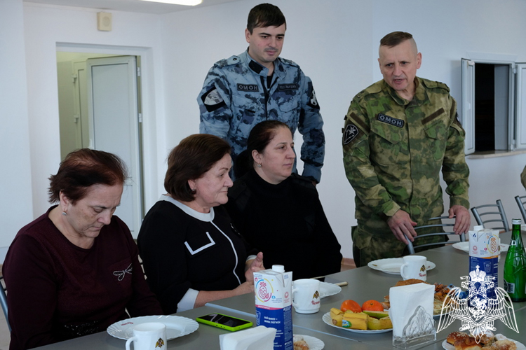 В Дагестане росгвардейцы поздравили матерей и вдов погибших коллег с Международным женским днем
