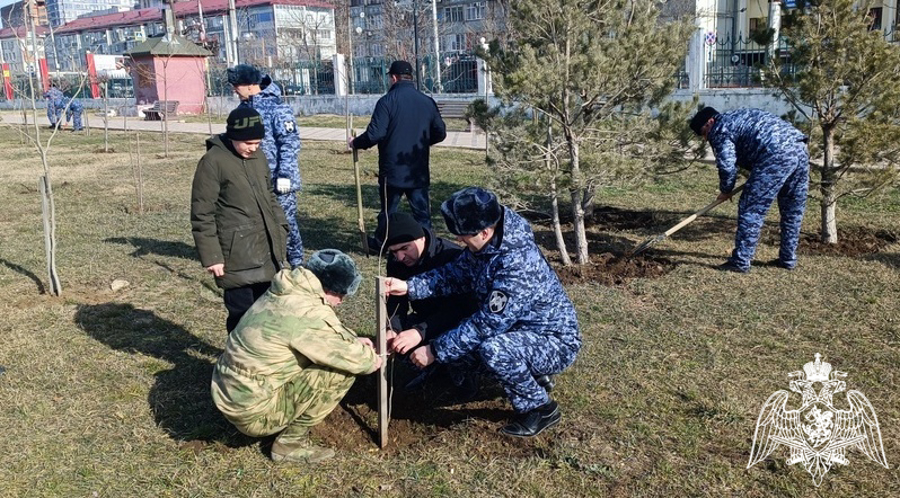Росгвардейцы приняли участие в общегородском субботнике в Махачкале