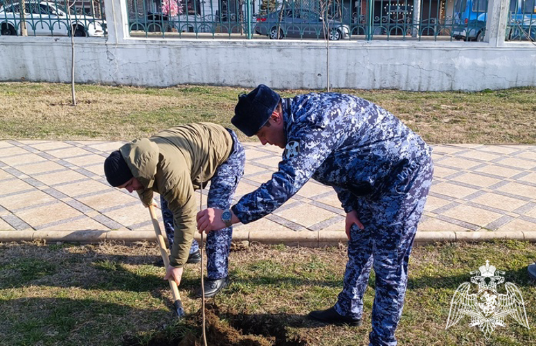 Росгвардейцы приняли участие в общегородском субботнике в Махачкале